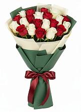 Букет Микс из красных и белых роз в Михнево