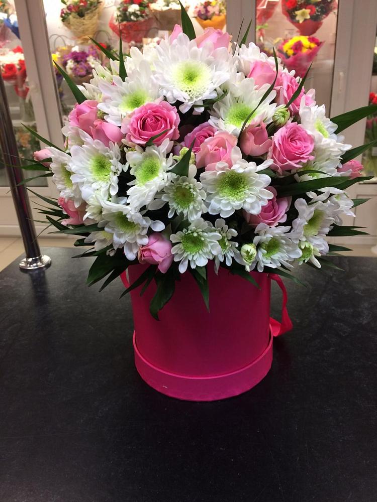 Цветочная композиция из Розы и Хризантемы в шляпной коробке в Михнево