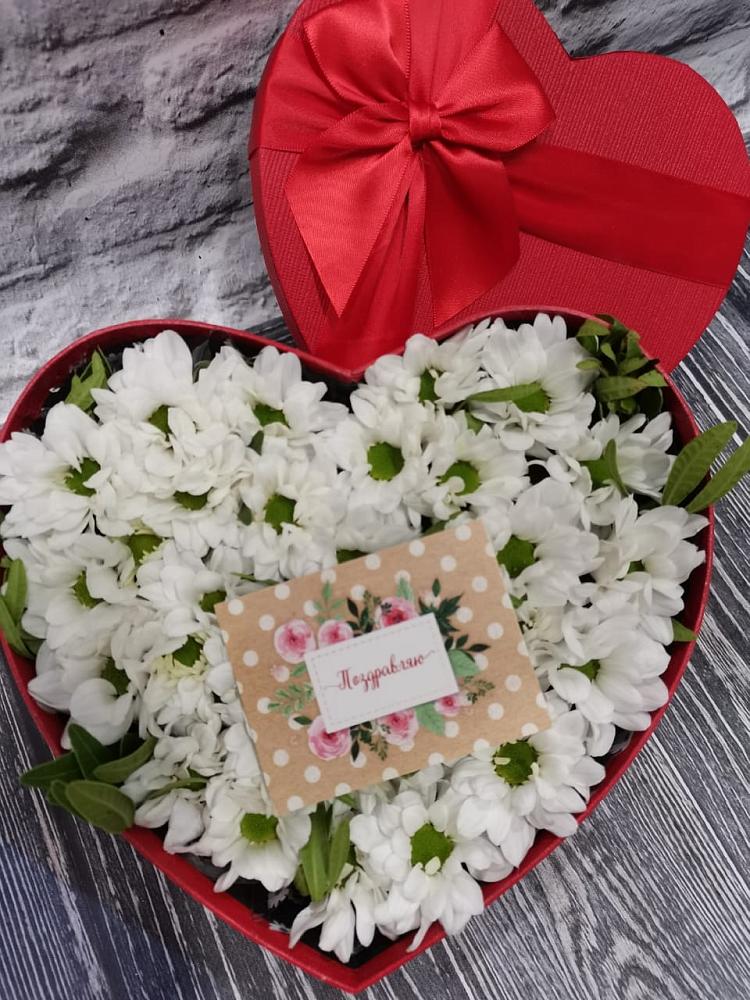 Цветочная композиция из Хризантемы в виде сердца в Михнево