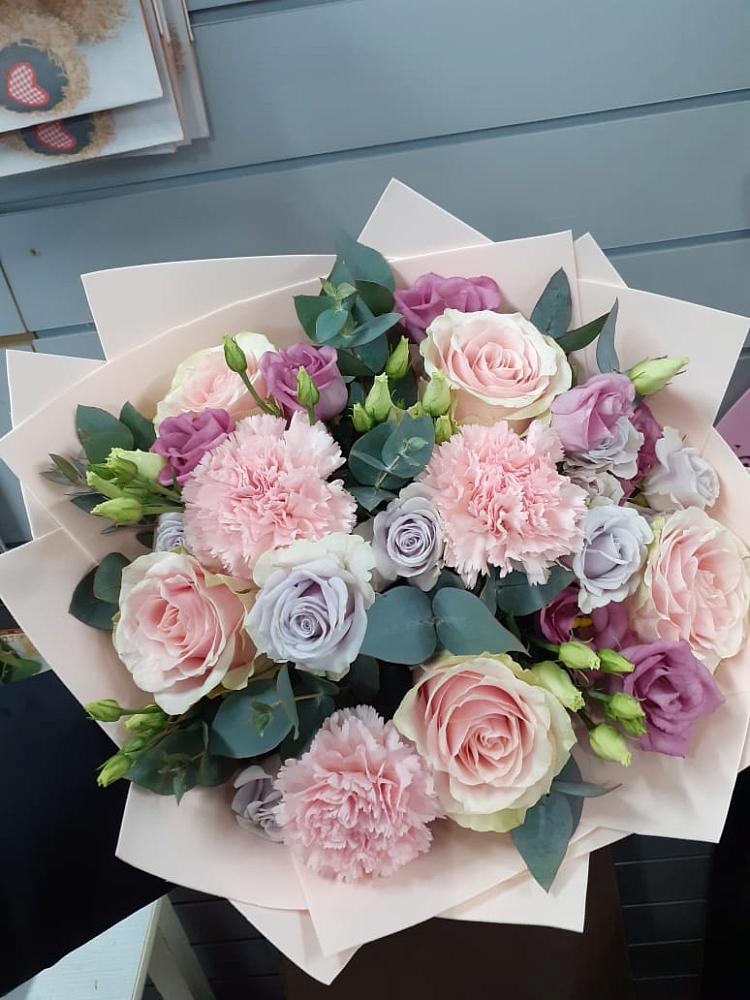 Букет цветов из: Розы, Гвоздики и Лизиантусы в Михнево