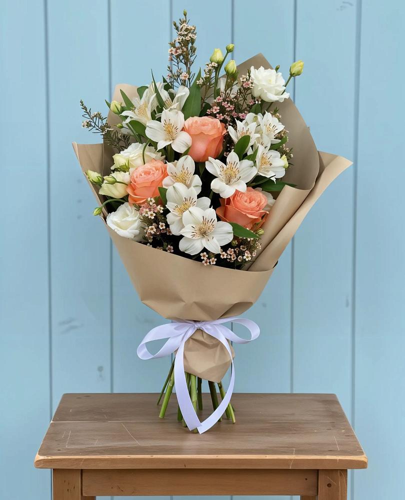 Букет цветов из: Альстромерии, Лизиантусы, Розы и Хризантемы в Михнево
